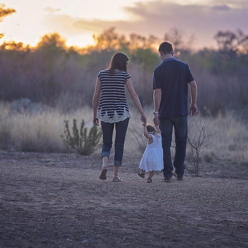 Ai figli i cognomi di entrambi i genitori, per Corte Costituzionale è «discriminatorio dare solo quello del padre»