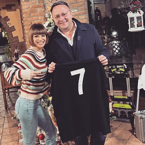Alessandra Amoroso si rilassa a Pellezzano, il Sindaco la difende dopo la polemica sugli autografi negati 