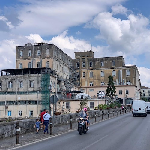 All'ospedale di Cava de' Tirreni fratture "vietate" di notte, la rabbia dei Comitati: «Ora si è toccato il fondo»