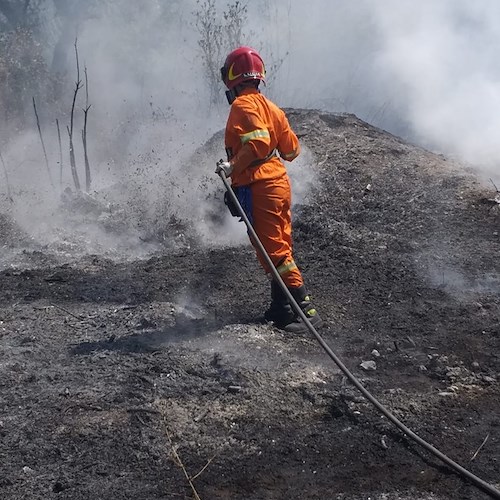 Allarme incendio a Cava: in fumo un ettaro di vegetazione in località San Felice