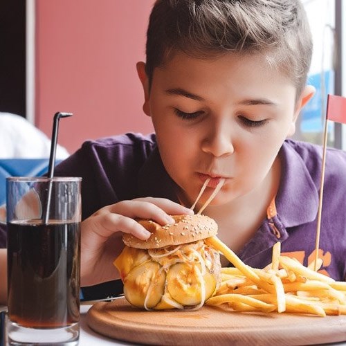 Allarme obesità: i bimbi della Campania i più sovrappeso d’Europa