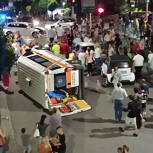 Ambulanza si ribalta a Mercato San Severino, diversi feriti