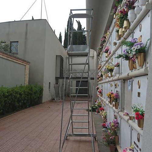 Ancora furti al cimitero di Cava de' Tirreni: ladri non risparmiano vasi, piante e scope 