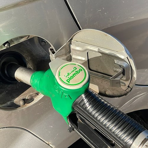 Ancora rialzi per i prezzi dei carburanti, Codacons: «Gasolio vola a 2,030 euro a litro, +37,5% rispetto al 2021»