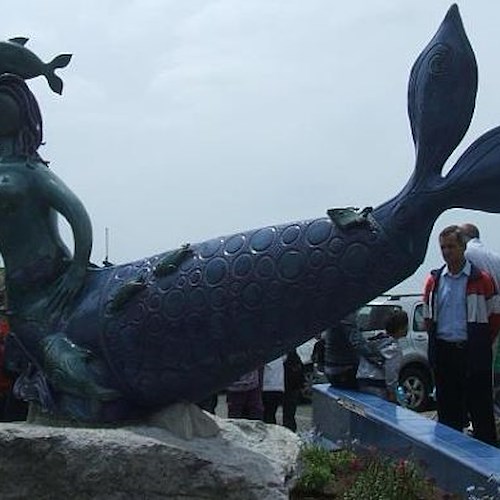Ancora sfregiata la statua della Sirena a Vietri sul Mare