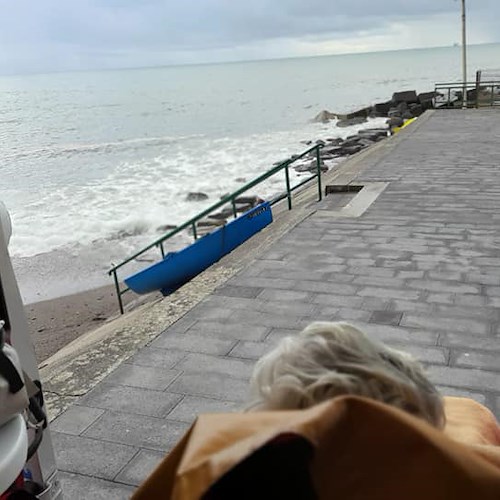 Anziana viene dimessa dall'ospedale e chiede di vedere il mare: la Croce Rossa di Cava esaudisce il suo desiderio
