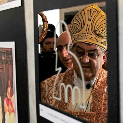 Riflessi nello foto-specchio del Millennio il Cardinale Sepe...