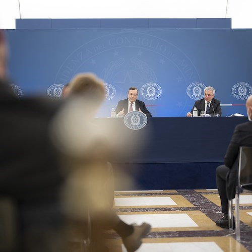 Approvato il DEF 2022 per sostenere famiglie e imprese, Draghi su gas russo: «Preferiamo la pace o il condizionatore acceso?»