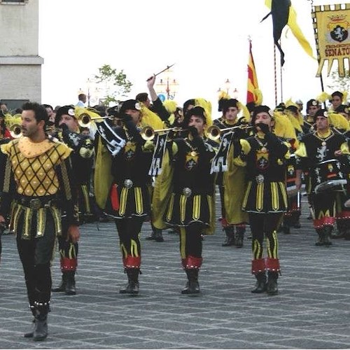 Archibugieri Trombonieri di Cava alla sfilata di abiti d’epoca al Maschio Angioino di Napoli