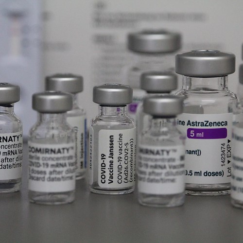 AstraZeneca solo sopra i 60 anni e richiamo con altri vaccini: la decisione del Cts