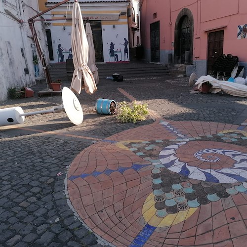Atti di vandalismo nella notte a Vietri sul Mare: distrutta anche statuina della Madonna 