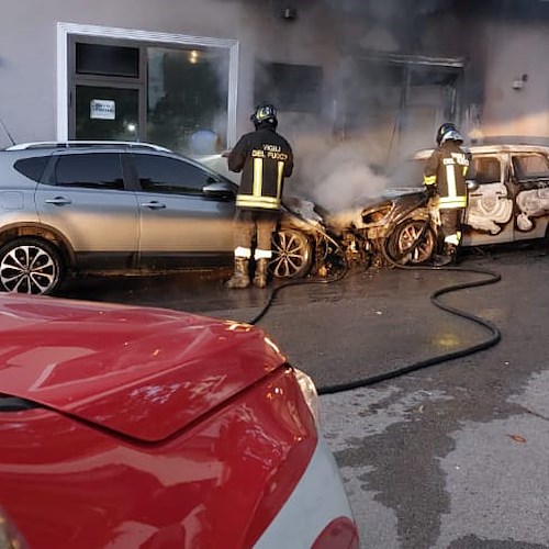 Auto in fiamme a Cava de' Tirreni, danni anche ad alcuni locali 