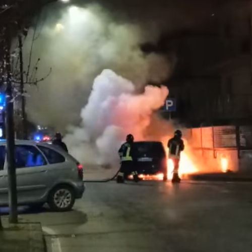 Auto in fiamme a Cava de' Tirreni, vigili in azione e traffico in tilt 