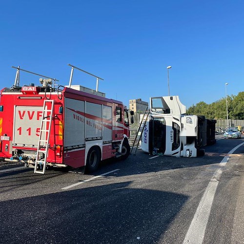 Autocarro si ribalta sulla Autostrada del Mediterraneo, traffico in tilt a Salerno