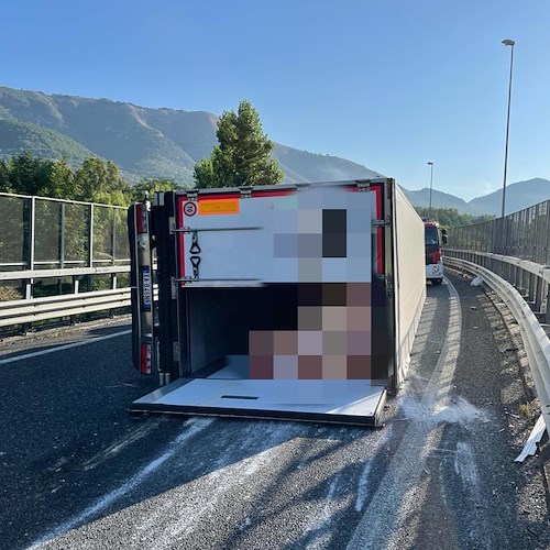 Autocarro si ribalta sulla Autostrada del Mediterraneo, traffico in tilt a Salerno