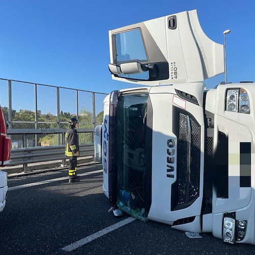 Autocarro si ribalta sulla Autostrada del Mediterraneo, traffico in tilt a Salerno
