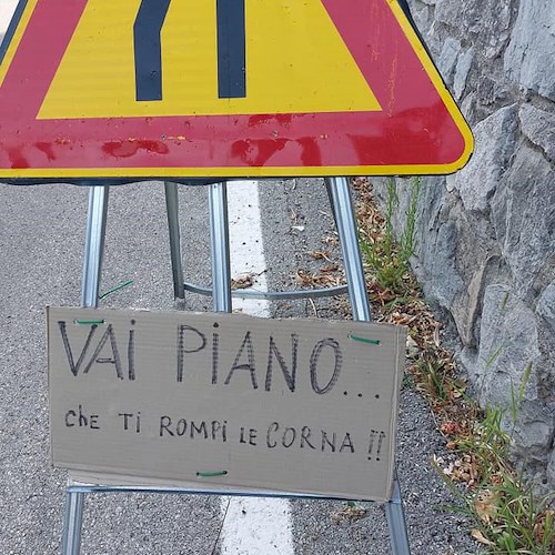 Automobilisti sregolati tra Vietri e Cava de 'Tirreni, sull'Avvocatella un singolare cartello che invita alla prudenza 