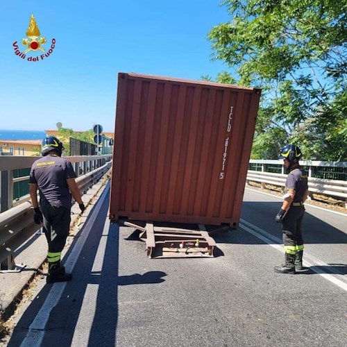 Autotreno perde il rimorchio sul viadotto Gatto, mattinata di disagi e traffico in tilt a Salerno 