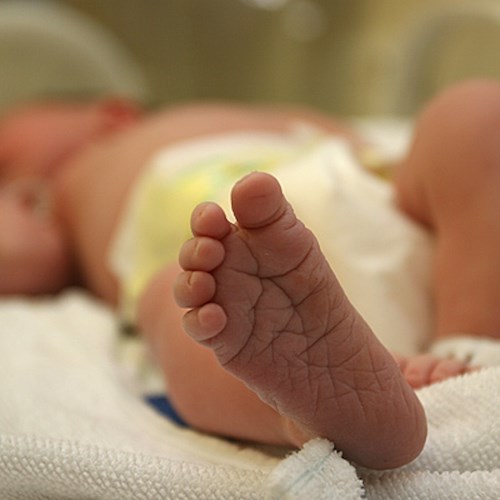 Avellino: scambio di neonati in clinica, mamme a casa con le figlie sbagliate
