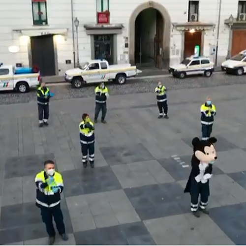 Ballano "Baby Shark" per i bambini: il flashmob della Protezione Civile di Cava de 'Tirreni [VIDEO]