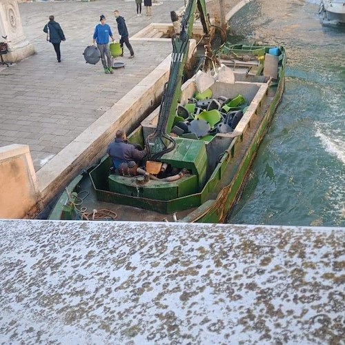 Banchi a rotelle della Azzolina finiscono in discarica, indaga la Corte dei Conti