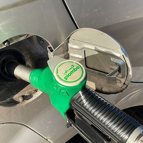 Benzina, per Codacons i prezzi continuano a salire «immotivatamente»