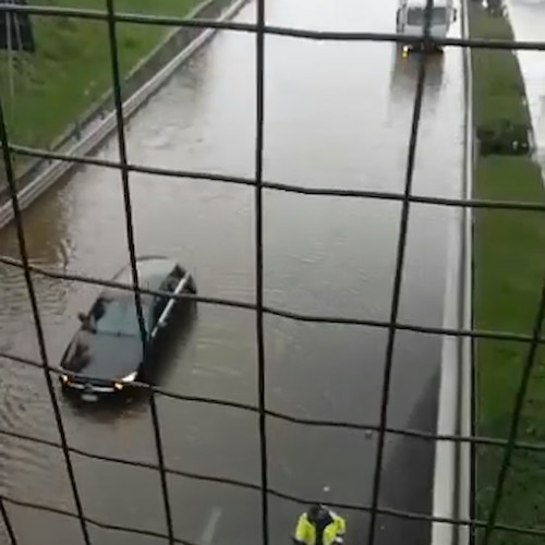 Bomba d'acqua nel Salernitano, auto bloccate sul raccordo Salerno-Avellino