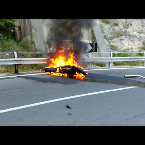 Brutto incidente Capo d'Orso: centauro finisce sull'asfalto, moto va a fuoco [FOTO]