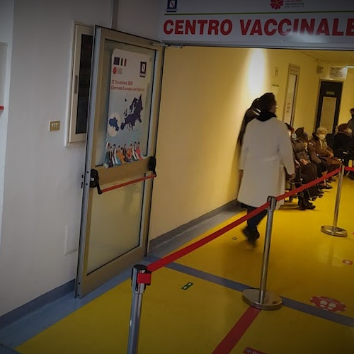 «C'ero prima io!», rissa sfiorata tra due anziani al centro vaccinale di Eboli 