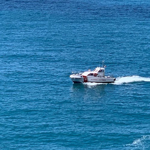 Cade mentre va in spiaggia ad Amalfi: donna in ospedale a Cava de' Tirreni 