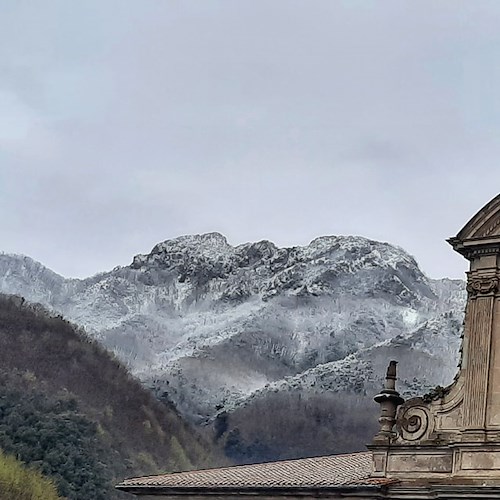 Calo di temperature: neve sui monti di Cava de' Tirreni 