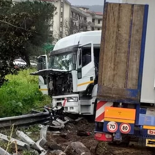 Camion fuori strada sulla Salerno-Avellino: due feriti gravi