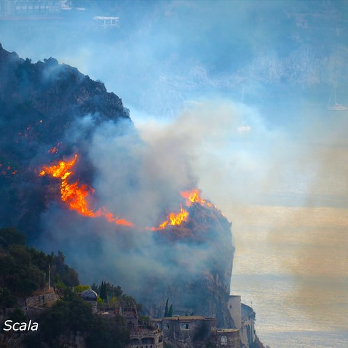 Campania bruciata dalle fiamme, assetata d’acqua, deturpata da mancata depurazione: il dossier di Legambiente