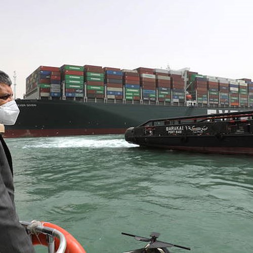 Canale di Suez ancora bloccato da portacontainer, oggi tentativo per liberare nave