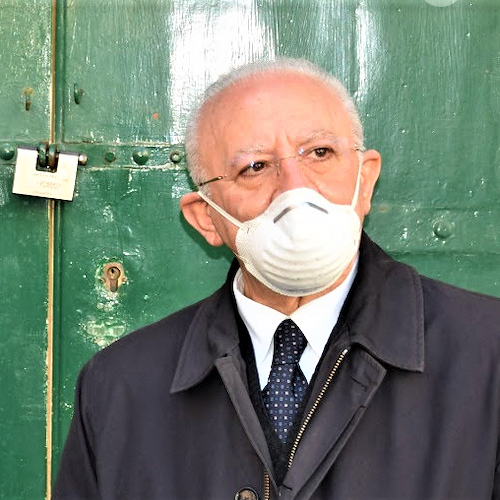 Caro bollette, De Luca: «Risorse a rischio per gli ospedali». E sulla Meloni: «In passato troppa irresponsabilità»