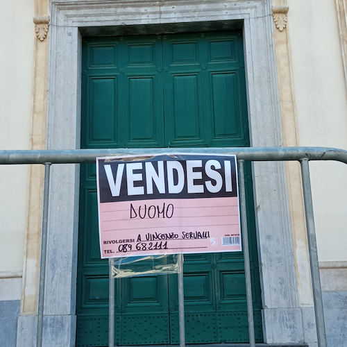 Cartelli "vendesi" sui luoghi simbolo di Cava de' Tirreni, la protesta di CasaPound Italia