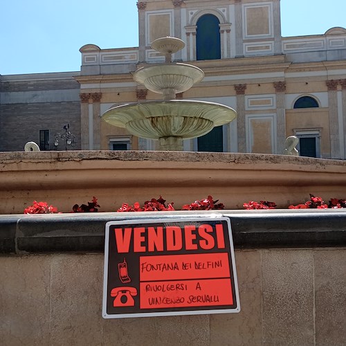 Cartelli "vendesi" sui luoghi simbolo di Cava de' Tirreni, la protesta di CasaPound Italia