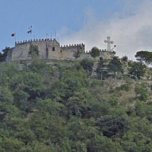 Castello di Sant'Adiutore, simbolo di Cava de' Tirreni imbrattato dai vandali 