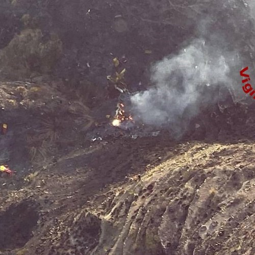 Catania, Canadair precipita e si schianta nella zona dell'Etna: a bordo pilota salernitano 