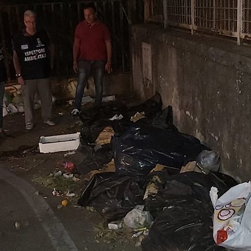 Cava, abbandona rifiuti per strada fuori calendario: multato residente 