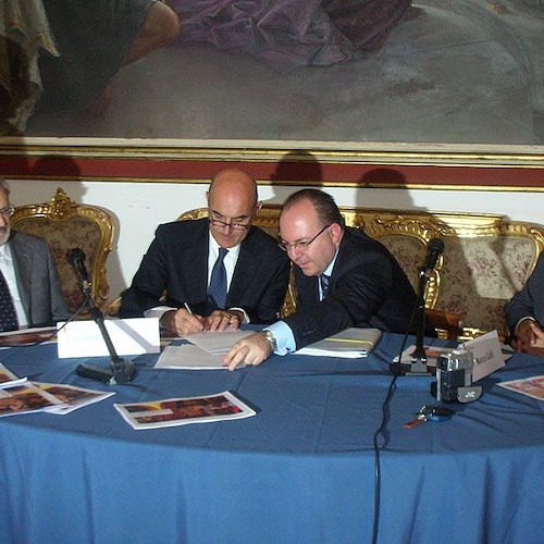 La firma del protocollo d'intesa tra il sindaco Galdi e Massimo Perini di Confidi Province Lombarde