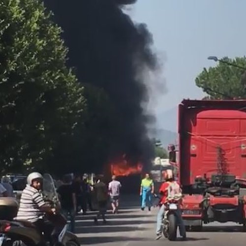 Cava: autobus prende fuoco in via XXV luglio, messi in salvo i passeggeri /FOTO