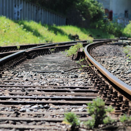 Cava de' Tirreni, 27enne muore travolto da treno: la Procura esclude il suicidio 