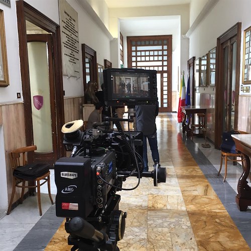 Cava de' Tirreni: a Palazzo di Città le riprese del film 'E se mi comprassi una sedia?' /FOTO