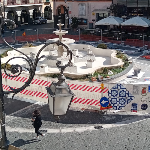 Cava de' Tirreni, a rilento i lavori della Fontana dei Delfini: polemica tra i cittadini 