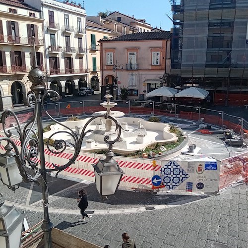 Cava de' Tirreni, a rilento i lavori della Fontana dei Delfini: polemica tra i cittadini 