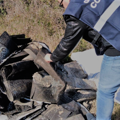 Cava de' Tirreni, abbandona rifiuti di ogni genere nell'ex area prefabbricati: denunciato 
