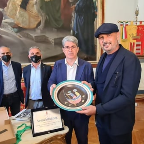 Cava de' Tirreni accoglie Siniša Mihajlović, il tecnico serbo riceve il "Premio Piero Santin" e parla del suo futuro 