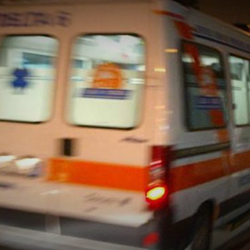 Cava de' Tirreni, accusa malore alla guida e provoca incidente: donna in ospedale 