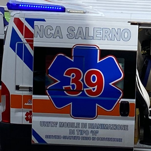 Cava de' Tirreni, anziano si sente male: ambulanza arriva da Pellezzano senza medico. Comitati: «Si ritorna in piazza»